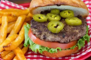 Spicy Burger servit cu cartofi prăjiți și sos de maioneza hey