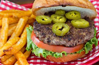 Spicy Burger servit cu cartofi prăjiți și sos de maioneza hey