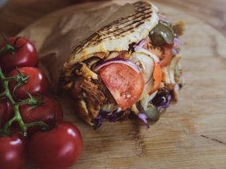 Kebab w bułce z frytkami standard 