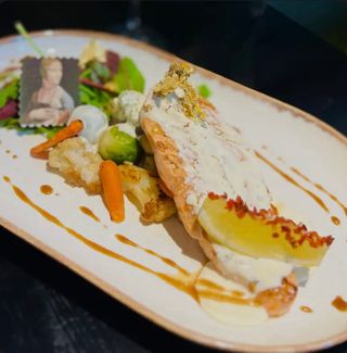 Стейк з лосося у вершковому соусі (430г)