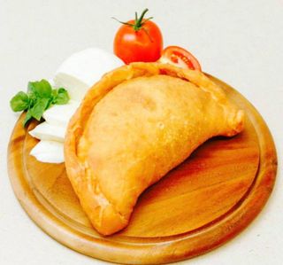Calzone al forno piccolo con pomodoro, mozzarella e prosciutto