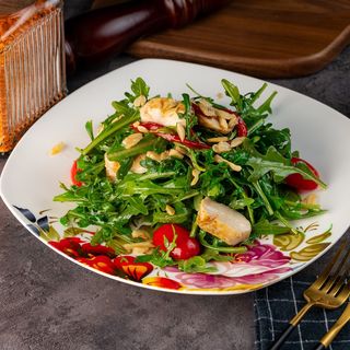 Салат из рукколы с куриным филе