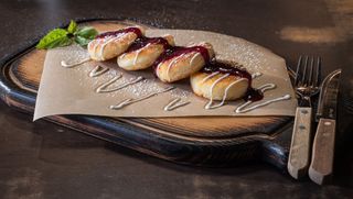 Сирнички з ягідним  соусом та згущеним молоком (220г)