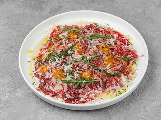 Карпаччо із телятини, соус тоннато, пекоріно (180g)