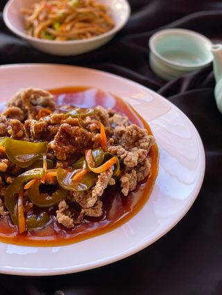 Hraskavo pohana junetina na kineski način