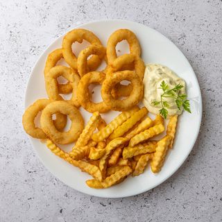 Onion rings sa pomfritom i sosom