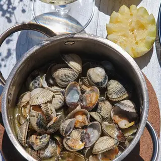 Escopinyes amb salsa de cava