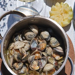 Escopinyes amb salsa de cava