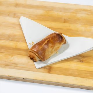 Rolle di pasta sfoglia, salame e formaggio