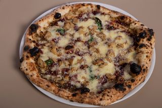 Pizza salsiccia e crema tartufata nera L