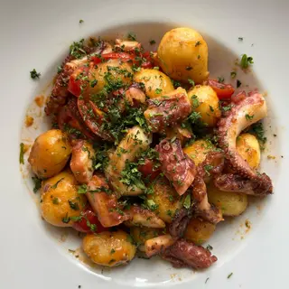 Salată caldă cu cartofi și caracatiță