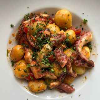 Salată caldă cu cartofi și caracatiță