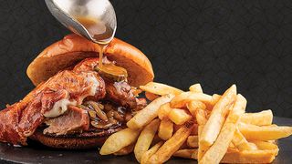 Сочен бургер с дърпано крехко свинско месо (360г)