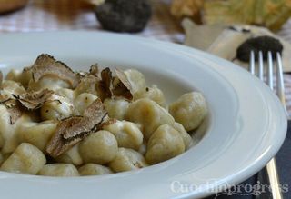 Gnocchetti di patate con fonduta di parmigiano al tartufo