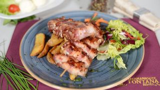 Pileći ražnjići u slanini