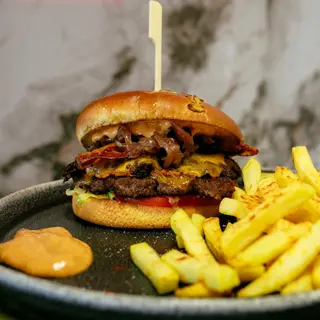 Meniu Burger Angus cu cartofi prajiti
