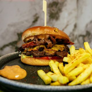 Meniu Burger Angus cu cartofi prajiti