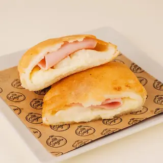 Empanada de jamón y queso