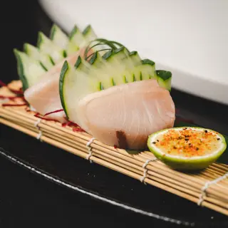 Hamachi žutorepa tuna sashimi