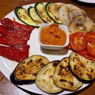 Parrillada De Verduras Con Salsa Romescu