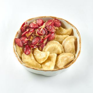 Вареники з картоплею під смаженими ковбасками (300г)