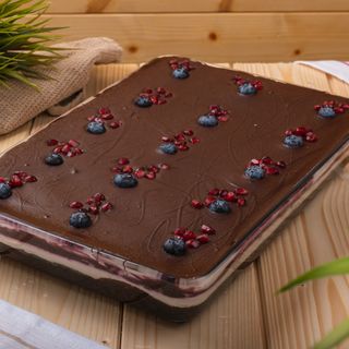 Брауни сладкиш с маскарпоне, шоколад и плодове (200гр)