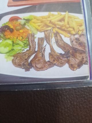 Costillas De Cordero Con Ensalada Y Patatas.