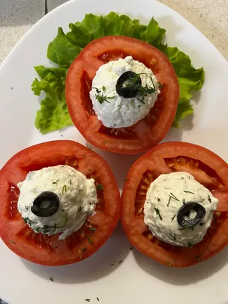Пълнени домати с мус от сирена, копър и чесън (300г)