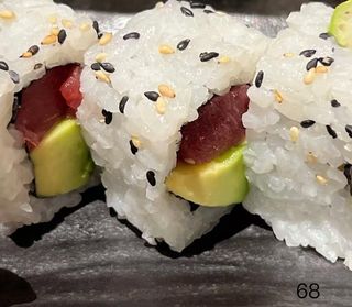 68. Uramaki de atún y aguacate (8 piezas)
