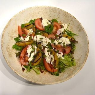 Салат с персиками и страчателлой