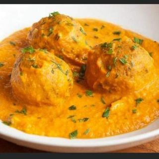 Albóndigas de pollo con salasa de almendras