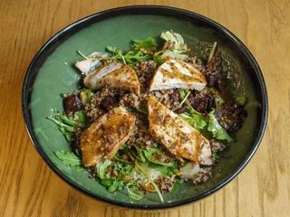 Теплий салат з індичкою пастрамі (220g)