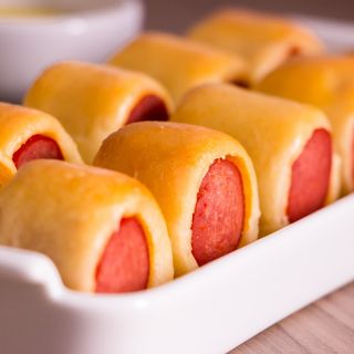 Enrroladinho de Salsicha incluso 1 refri de 250ml