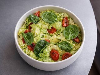 Салат з молодої капусти та томатів (200g)