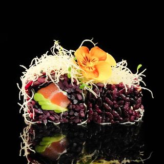 Uramaki arroz negro queen