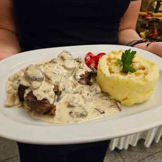 OBRAJORI DE VITA CU PIURE DE CARTOFI ȘI SOS DE HRIBI