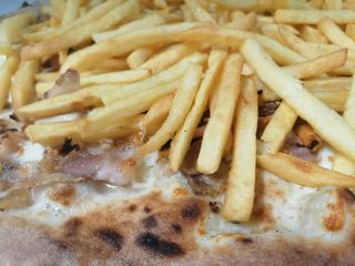 Pizza provola, porchetta e patatine