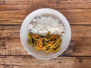 Curry Rojo De Verduras Y Gambas Con Arroz Basmati