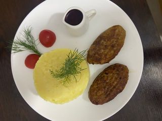 კოტლეტი  2 ცალი, პიურე, ტყემალი