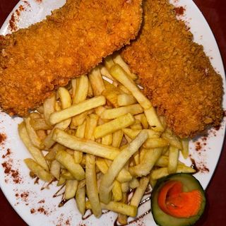 Snitel american din piept de pui  cu cartofi pai