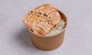 Pieczone plastry łososia z ryżem do sushi