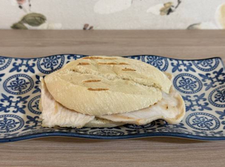 Montadito de pollo con parmesano y mayo trufa