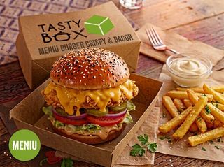 Meniu Burger Crispy & Bacon servit cu cartofi prajiti si sos de maioneza