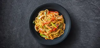 Udon nudle sa pilećim mesom
