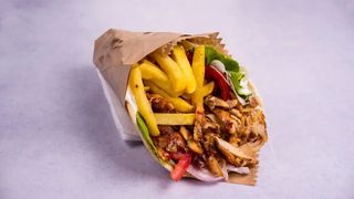 Giros mix u tortilji sa svinjskim i pilećim mesom