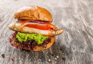 Хамбургер печено пилешко и кашкавал (350г)