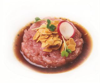 Tartare di tonno e avocado con sesamo e salsa