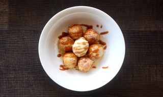 ხაჭოს შემწვარი ბურთულები ნაყინით და კარამელით