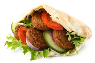 Pita falafel con salsa tazakziki​