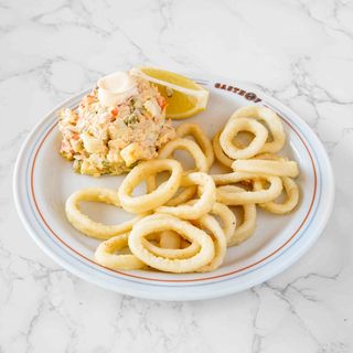 Calamares Fritos Con Ensaladilla